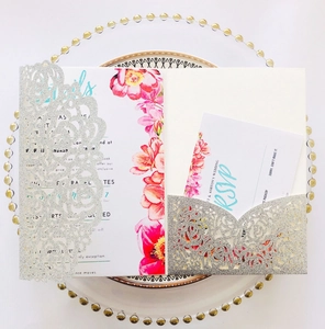 Invitation de mariage élégante découpée au laser paillettes argentées avec cartes florales