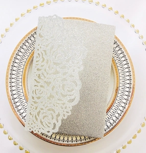 Faire-part de mariage argenté découpé au laser avec paillettes et motifs de roses évidés