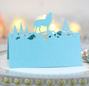Marque-place bleu clair découpé au laser avec silhouette de loup et montagne 3D