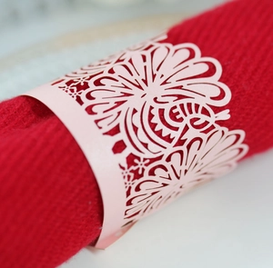 Portatovagliolo rosa con motivo floreale traforato al laser per decorazioni nuziali