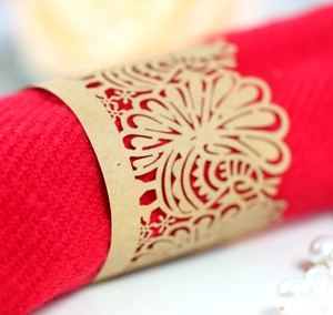 Elegante portatovagliolo in carta tagliata al laser con motivi floreali dorati per matrimoni