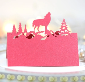 Marque-place de Noël rouge découpé au laser avec loup et sapin pour décoration de table