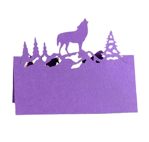 Marque-place violet découpé au laser avec motif de loup et forêt pour les fêtes