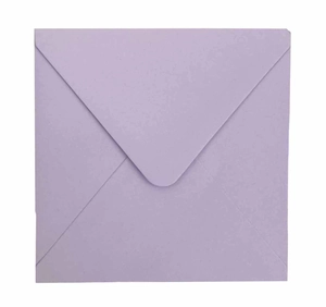Dettaglio di una busta quadrata color lavanda con finitura perlata e patta rotonda