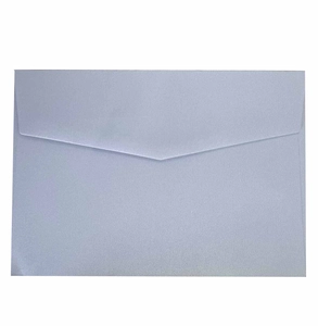 Macro di un'elegante busta in carta perlata azzurra con patta a V per inviti