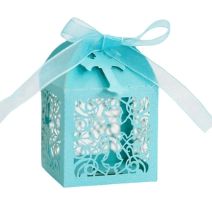 Boîte cadeau bleue ajourée avec croix découpée au laser et ruban pour mariage