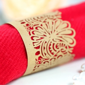 Rond de serviette élégant en papier doré découpé au laser avec motif floral en dentelle