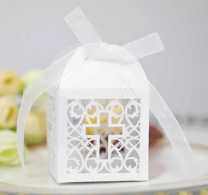 Boîtes de Mariage Ajourées Découpe Laser Motif Croix Avec Ruban Papier Perlé Boîtes Cadeaux à Bonbons pour Baptême Communion Fête