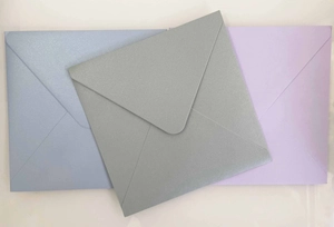 Vista dettagliata di buste perlate assortite in grigio argento, blu chiaro e lilla chiaro