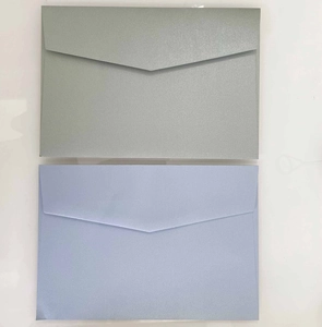 Dettaglio di buste perlate in blu nebbia e lavanda con chiusura a triangolo classica