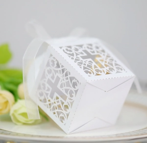 Boîte de dragées de mariage blanche découpée au laser avec motif de croix et ruban