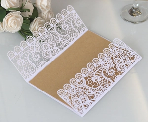 Elegante invito in pizzo bianco tagliato al laser con inserto in carta kraft