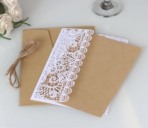 Invito bianco intagliato al laser con inserto in carta kraft e corda di canapa