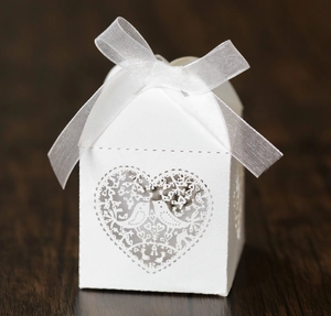 Detaillierte Nahaufnahme einer weißen Geschenkbox mit Laserschnitt und Schleife