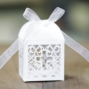 Boîte à Bonbons Croix Ajourée Découpe Laser Papier Perlé Avec Nœud Pour Mariage Baptême Cadeau Invité Fête