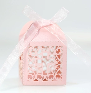 Boîte à bonbons ajourée rose clair avec motif croix et ruban blanc pour mariages