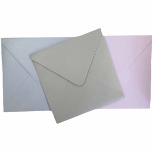 Buste minimaliste in carta perlata grigie, rosa e blu per eleganti inviti di matrimonio