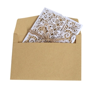 Invito nozze in carta kraft laserata con pizzo bianco e fiocco in corda di canapa naturale