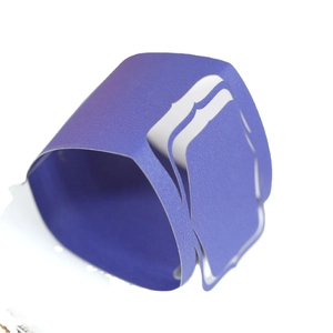 Portatovagliolo in carta blu navy con design a pizzo per decorazione tavola nuziale
