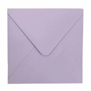 Busta quadrata in carta perlata lavanda con patta a V per inviti di matrimonio