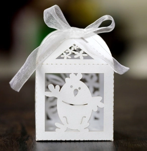 Détail de la boîte de Pâques blanche découpée au laser avec motif poussin et ruban blanc