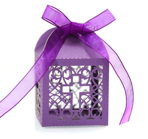 Boîte à dragées de mariage violette découpée au laser avec croix et ruban en soie