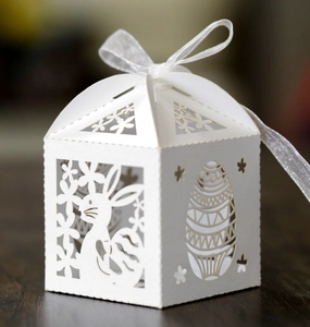 Boîte cadeau de Pâques découpée au laser en carton blanc avec ruban pour la fête