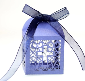 Boîte cadeau violette découpée au laser avec motif de croix et ruban en satin