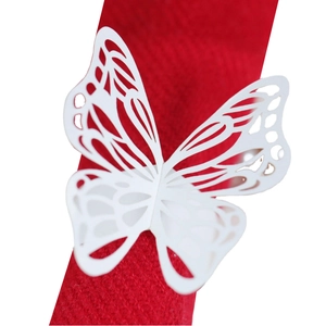 Elegante servilletero de mariposa blanca con intrincados patrones florales calados