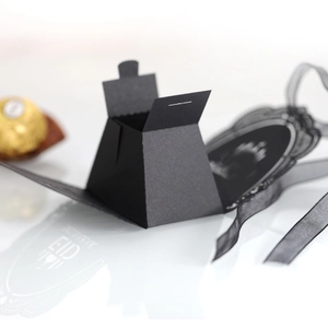 Élégante boîte cadeau noire Eid Mubarak avec étiquette évidée et ruban de fête