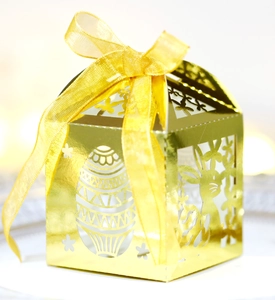 Boîte à bonbons de Pâques dorée ajourée avec motifs de lapin et ruban de satin jaune