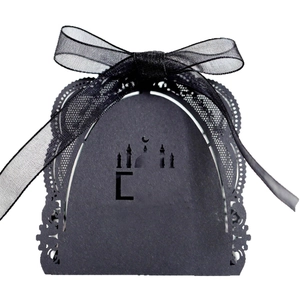 Boîte à bonbons noire évidée avec motif de mosquée et ruban en organza élégant