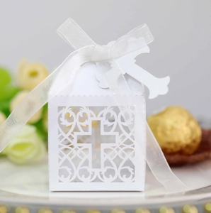 Boîte à dragées blanche découpée au laser avec motif croix et ruban de soie