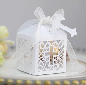 Boîte à dragées découpée au laser avec motif croix et ruban en organza blanc