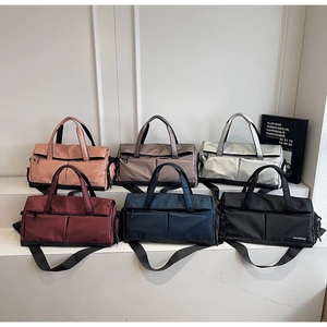 Sacs de voyage imperméables en rose, argent, bordeaux et marine présentés en groupe