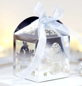 Boîte cadeau ajourée œuf de Pâques argentée avec poussins et ruban bleu