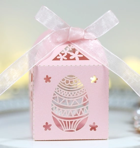 Boîte à bonbons œuf de Pâques rose avec motif découpé au laser et nœud en satin