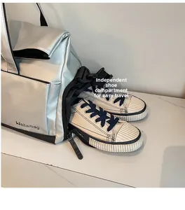 Détail d'un sac de sport argenté montrant un compartiment à chaussures séparé sur le côté
