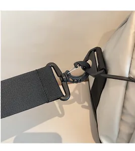 Détail d'un crochet pivotant durable et d'une sangle en nylon sur un sac de sport