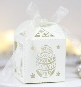 Détail de motif d'œuf de Pâques découpé au laser sur boîte cadeau blanche avec ruban