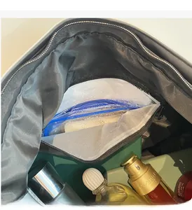 Détail du sac de voyage avec séparation sec-humide et compartiment étanche zippé interne