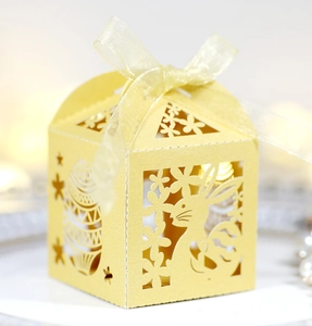 Détail boîte cadeau de Pâques jaune découpée au laser avec motifs lapin et fleurs
