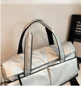 Sac de voyage argenté avec poignées en nylon noir résistant et doubles poches zippées