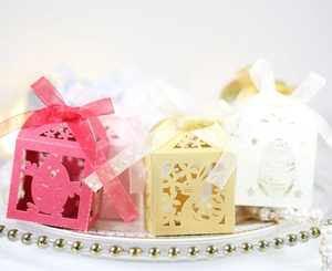 Détail de boîtes à bonbons de Pâques découpées au laser avec poussins et rubans de soie
