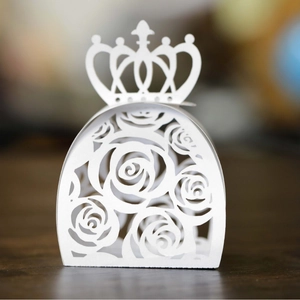 Elegant Laser Cut Rose Hollow Out Candy Boxes With Crown Handle Pearlescent Paper Wedding Favors Party Gift Treat Boxes