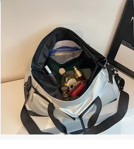 Détail intérieur d'un sac de voyage argenté avec un grand espace pour les articles de toilette