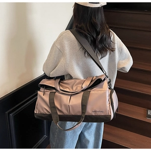 Vue arrière d'une personne portant le grand sac de voyage et de sport rose lotus et noir