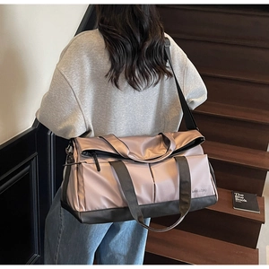 Détail du sac de fitness rose montrant sa capacité et la structure de sa poche latérale