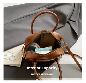 Vue intérieure du sac bowling rétro marron montrant la capacité pour téléphone et cosmétiques