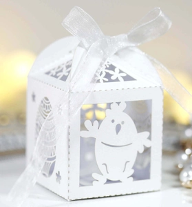 Boîte cadeau de Pâques découpée au laser avec motif poussin et ruban en organza blanc